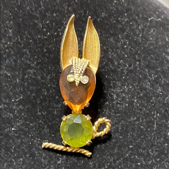 Cute vintage brooch faceted rabbit hare bunny green & amber acrylic stones pin - Picture 1 of 16